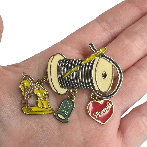 Vintage DM Sewing Seamstress Crafter Dangle Charm Brooch - Picture 2 of 10
